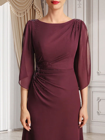 Robe fourreau/colonne longue en mousseline pour la mère de la mariée, ornée de perles plissées.