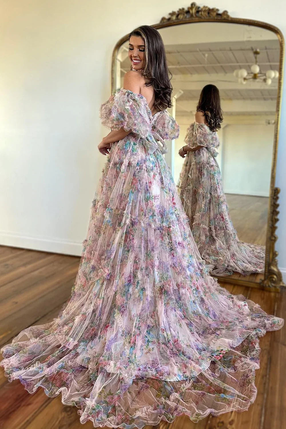 Magnifique robe de bal bustier rose à imprimé floral, coupe trapèze, épaules dénudées et traîne.