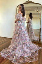 Magnifique robe de bal bustier rose à imprimé floral, coupe trapèze, épaules dénudées et traîne.