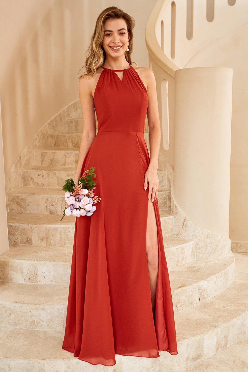 Vestido de dama de honor marrón óxido con espalda descubierta
