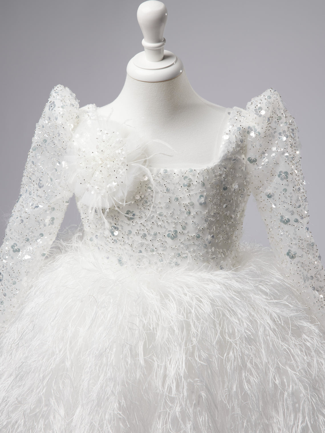 Vestido blanco de tul y plumas hasta la rodilla para bebé niña 