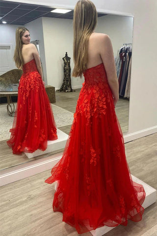 Vestido largo de fiesta rojo de corte línea, escote corazón y apliques