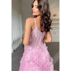 Vestido de fiesta de noche glamuroso y dramático con tirantes finos, escote en V y abertura, sin mangas