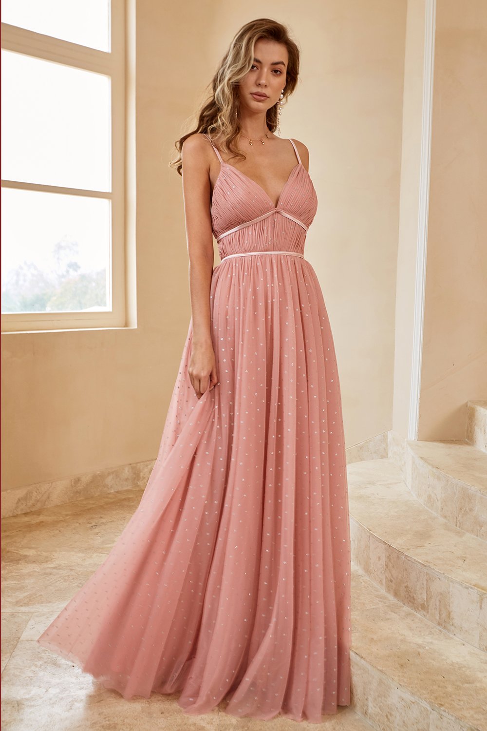 Vestido de dama de honor corte A con tirantes finos y volantes