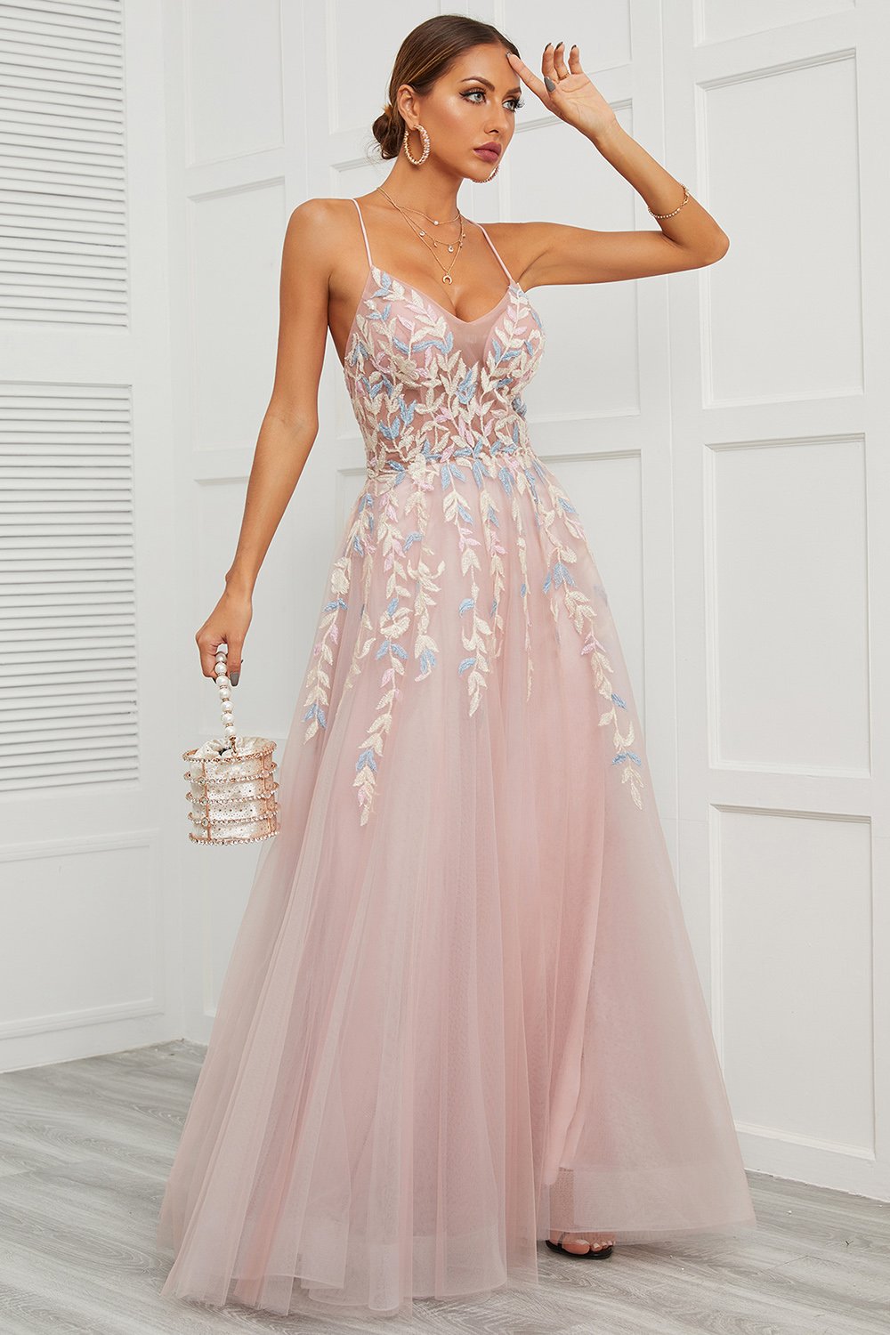 Robe de bal rose en tulle à fines bretelles