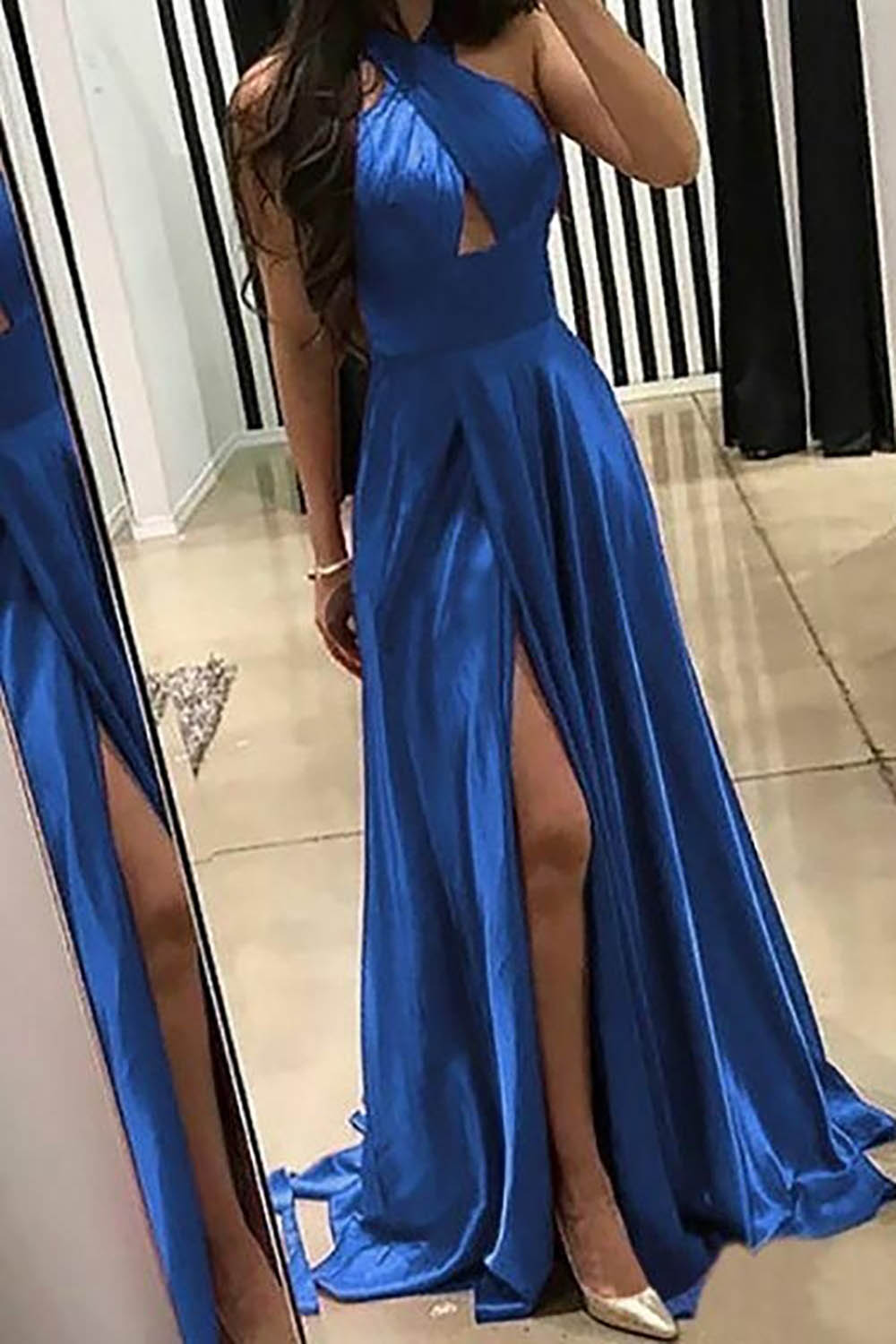 Vestido largo de fiesta morado con escote halter y espalda descubierta