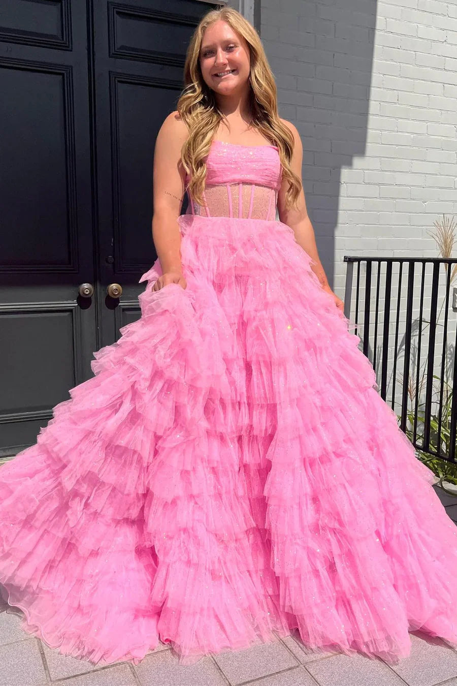 Robe de bal longue princesse en tulle doré, bustier et à volants, fendue.