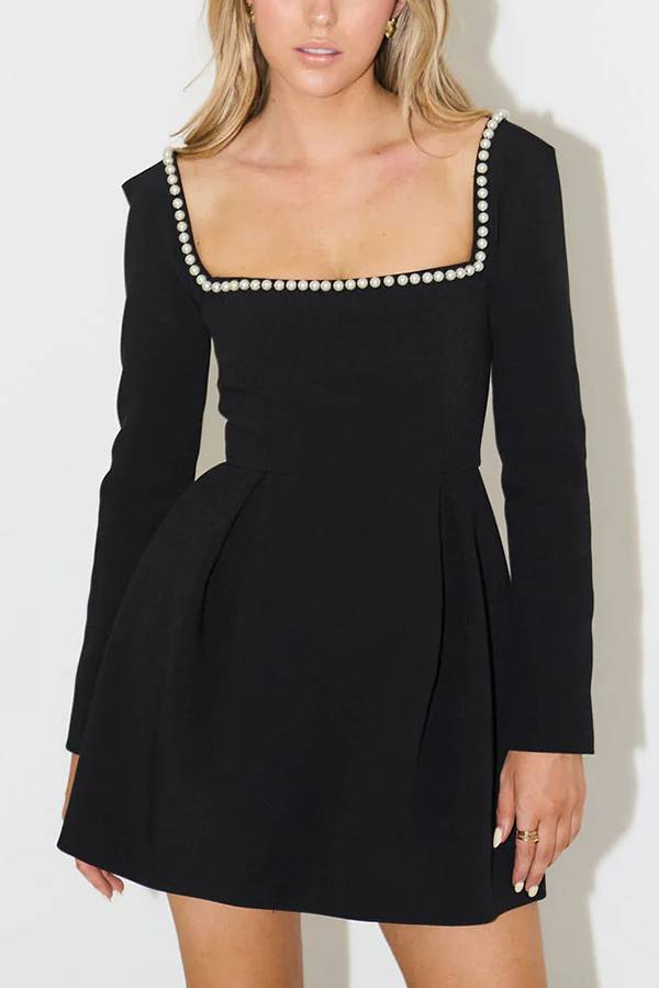 Robe courte à manches longues et col carré ornée de perles « You'll Remember Me »