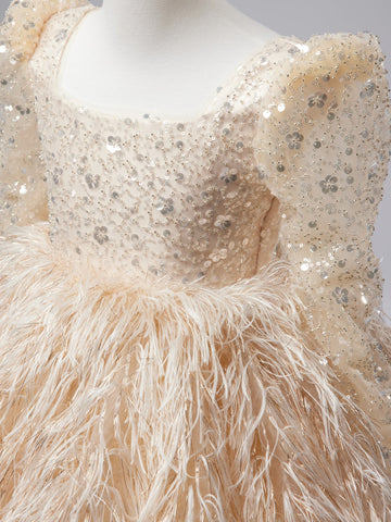 Robe de fille en tulle couleur champagne arrivant aux genoux 