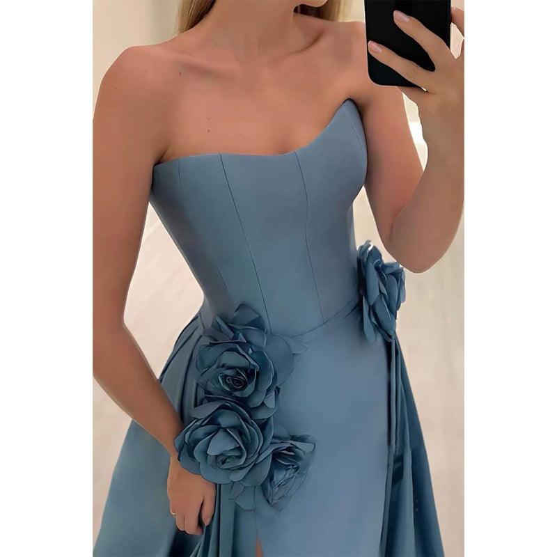 Robe de soirée en satin coupe trapèze, décolleté en cœur, motif floral en relief, avec fente 