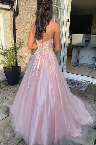 Vestido de graduación rosa con corsé, escote corazón y corte en A con apliques
