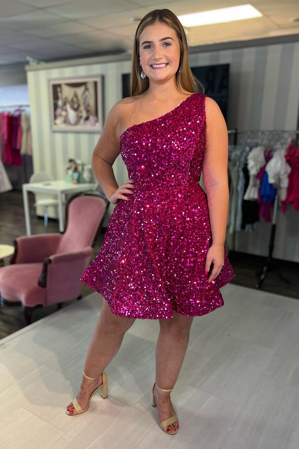 Vestido corto de lentejuelas rosa chicle brillante de un solo hombro para fiesta de bienvenida
