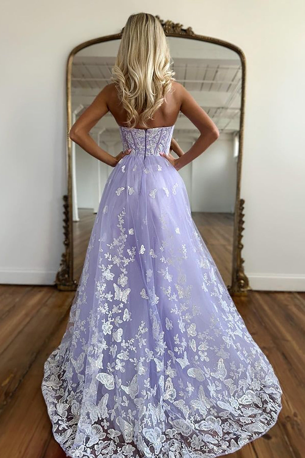 Vestido de graduación de corte línea, escote corazón, color lila, con corsé y apliques.