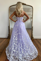 Vestido de graduación de corte línea, escote corazón, color lila, con corsé y apliques.