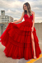 Vestido largo rosa de fiesta con tirantes finos, corte en A y abertura.