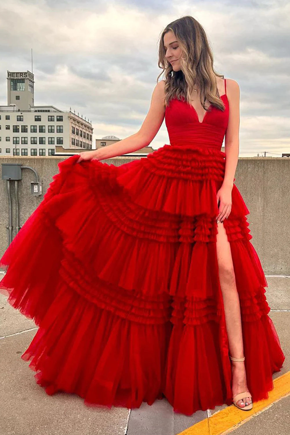 Vestido largo rosa de fiesta con tirantes finos, corte en A y abertura.