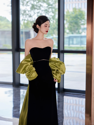 Precioso vestido largo de fiesta negro sin tirantes de satén con lazo Y8594