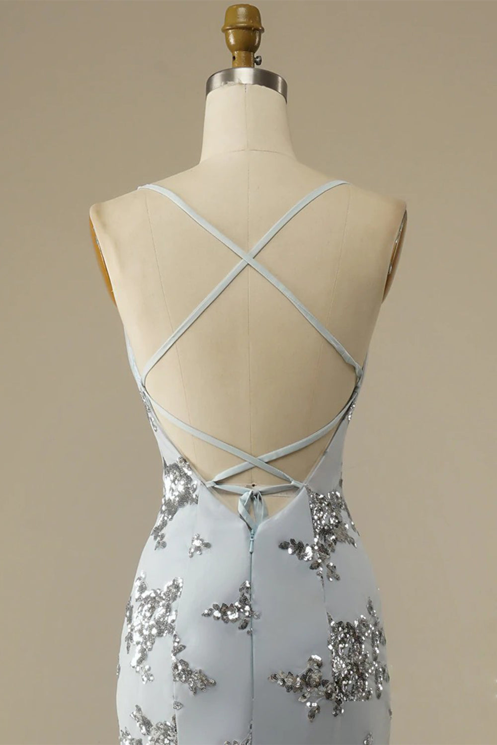 Robe de bal dos nu à fines bretelles ornée de perles