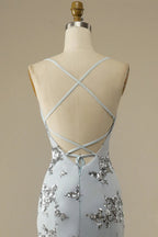 Robe de bal dos nu à fines bretelles ornée de perles