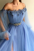 Vestido largo de fiesta de tul con hombros descubiertos, mangas largas, cuentas y aberturas
