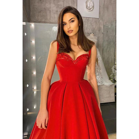 Robe de soirée mi-longue en satin à volants et décolleté en cœur