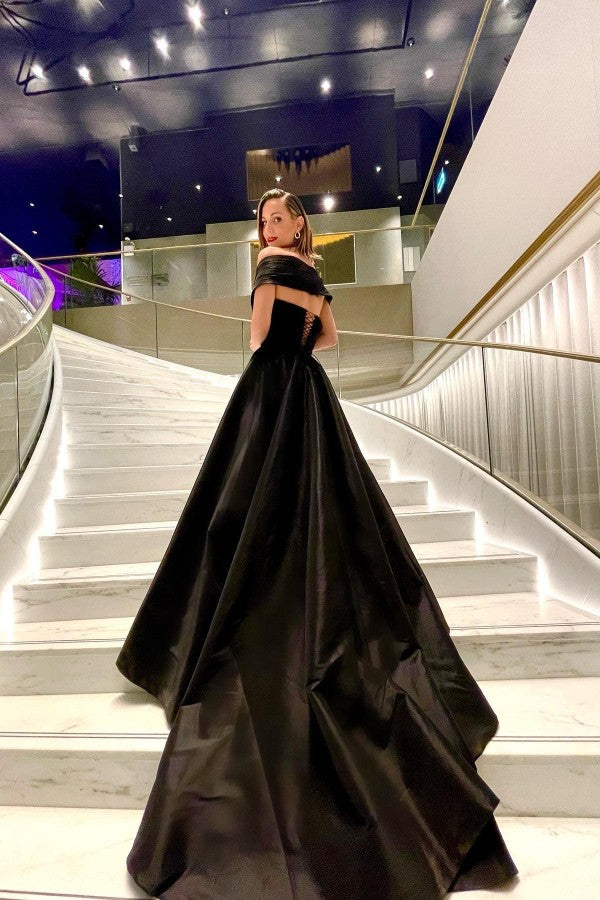 Robe de bal noire à épaules dénudées et fente lacée en ligne