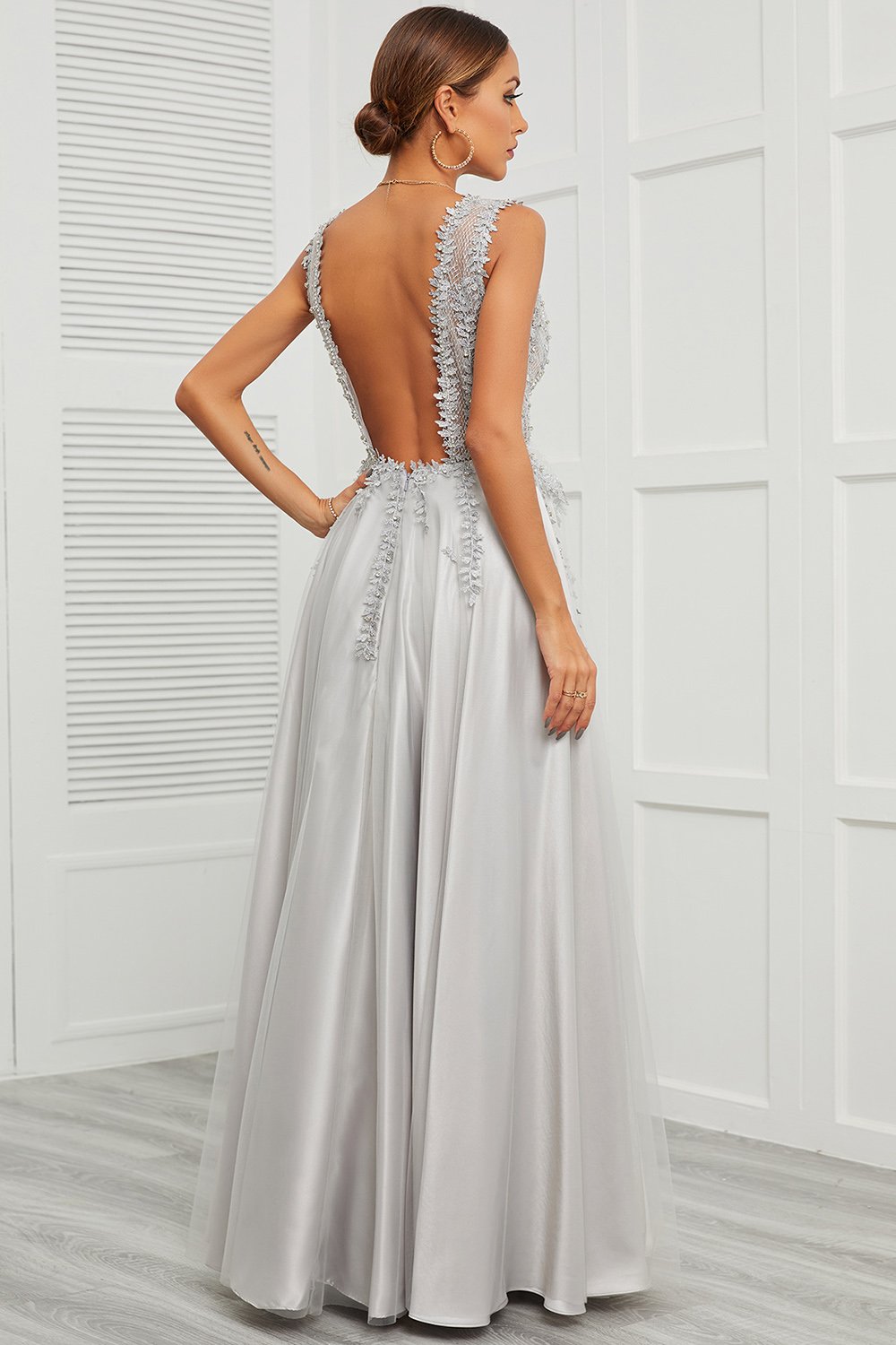Robe de bal longue grise à décolleté en V profond et appliques