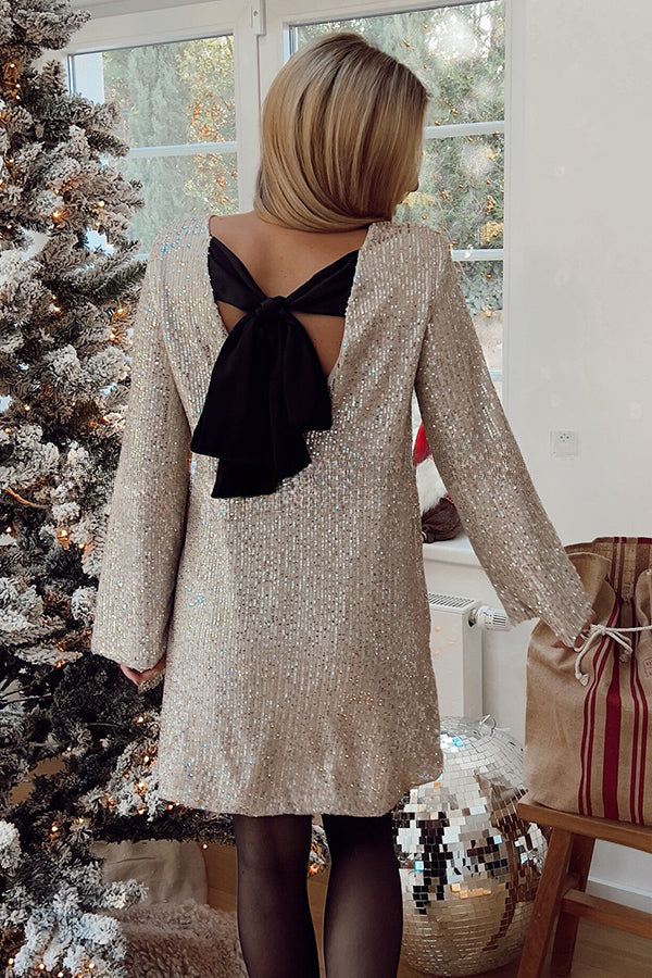Robe mini ample à sequins et nœud papillon dans le dos, inspirée par Lost in Your Eyes 