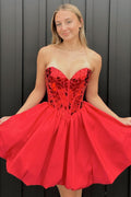 Robe de bal rouge élégante à bustier cœur et corset ornée de perles