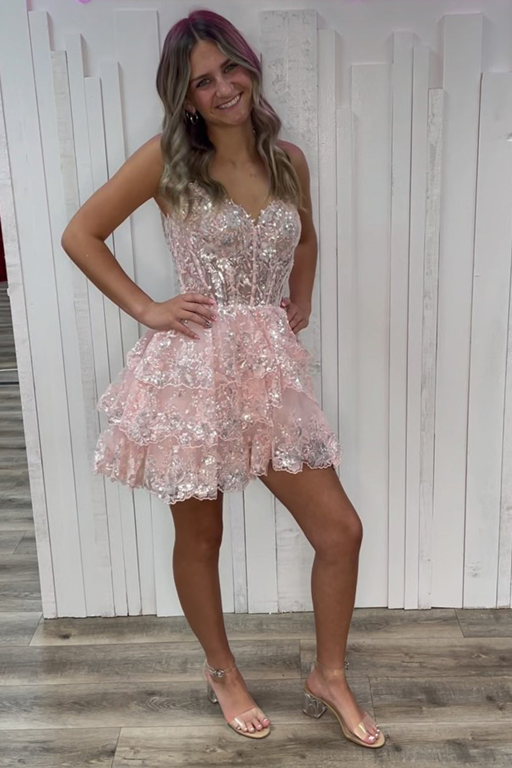 Robe de bal courte violette à sequins, coupe princesse, bretelles spaghetti et sequins, style princesse.