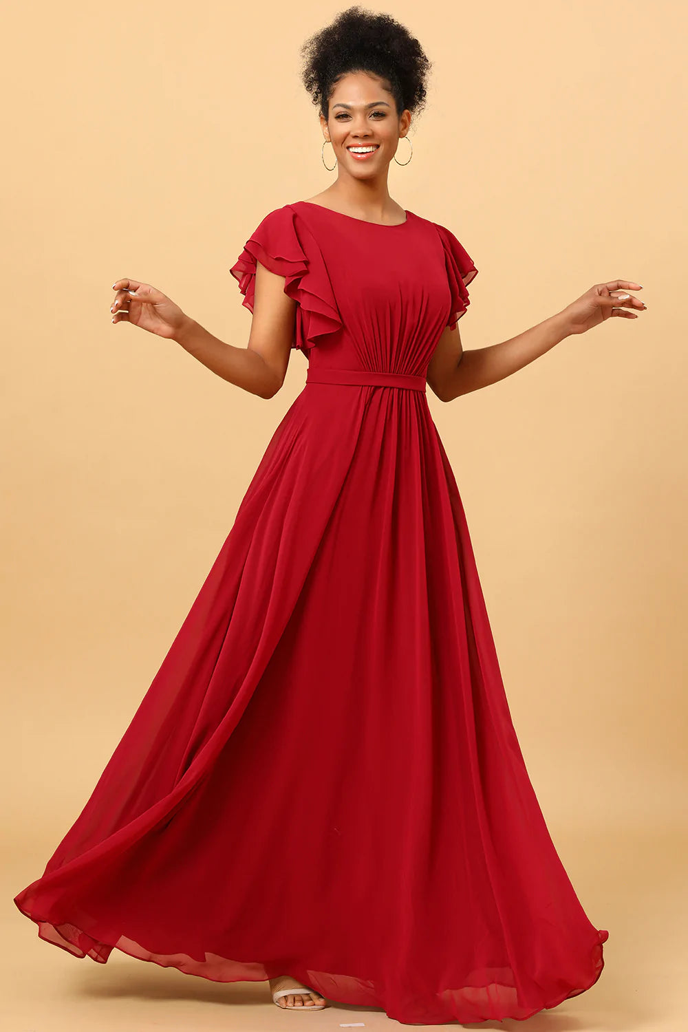 Vestido de dama de honor de gasa color burdeos con mangas con volantes