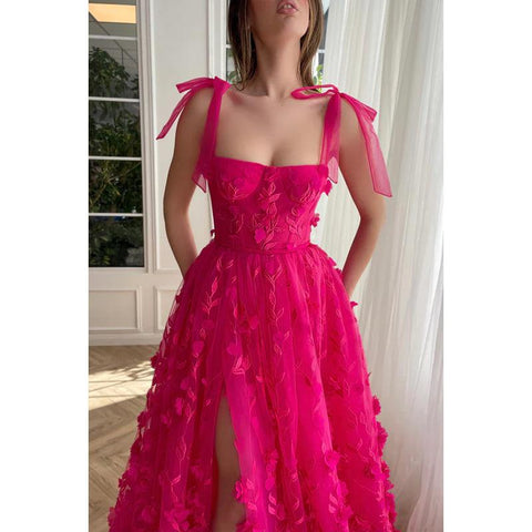 Robe de soirée longue trapèze en tulle avec encolure carrée et appliques en dentelle et fente