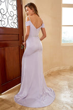 Vestido largo de dama de honor color lila, estilo tubo, con hombros descubiertos y abertura frontal.