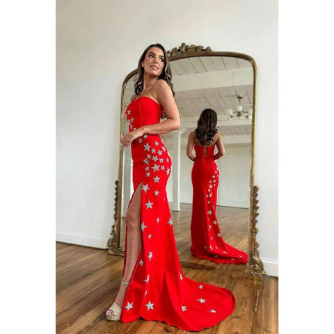 Robe de bal longue rouge fendue sur le côté, sans bretelles et perles