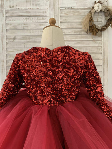 Vestido festivo de tul con escote en V profundo y lentejuelas hasta la rodilla, ideal para fiestas navideñas y de fin de año. 