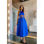 Robe de soirée mi-longue en satin à col rond et découpes