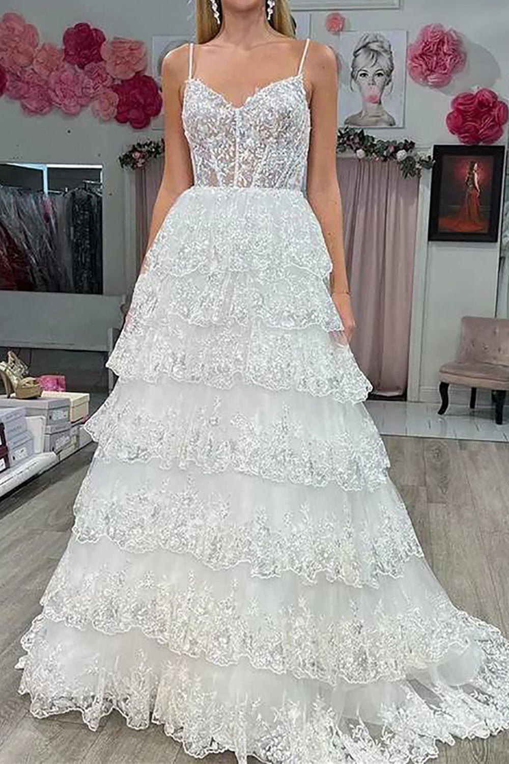 Vestido de fiesta negro de encaje con corsé, tirantes finos y corte en A, con volantes y tirantes finos.