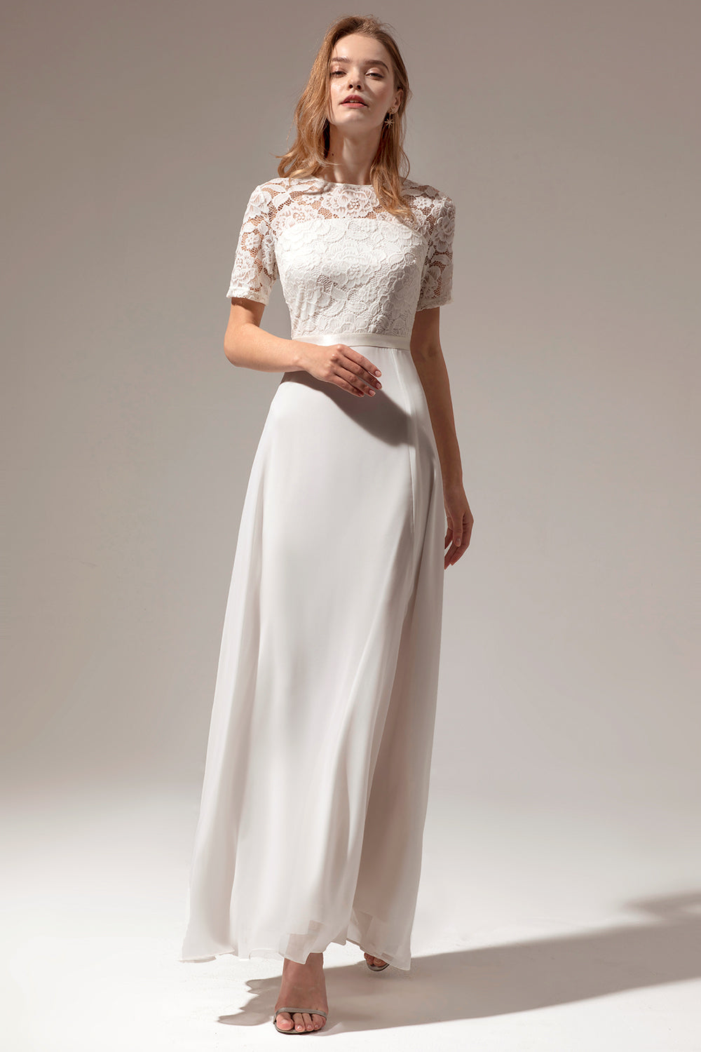 Robe de bal blanche trapèze en dentelle