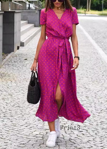 Robe d'été en coton imprimé à col V, taille nouée sur le côté et ouverture latérale. Nouvelle robe d'été en coton imprimé à col V et taille haute. 