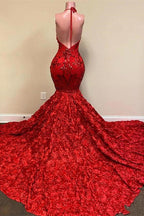 Robe de bal sirène rouge à sequins, décolleté plongeant en V, dos nu et bretelles spaghetti, style licou.