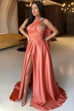 Robe de bal sirène longue asymétrique fendue sur le devant et ornée de perles