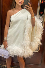 Robe mini de soirée asymétrique à ourlet plume Vegas Living 