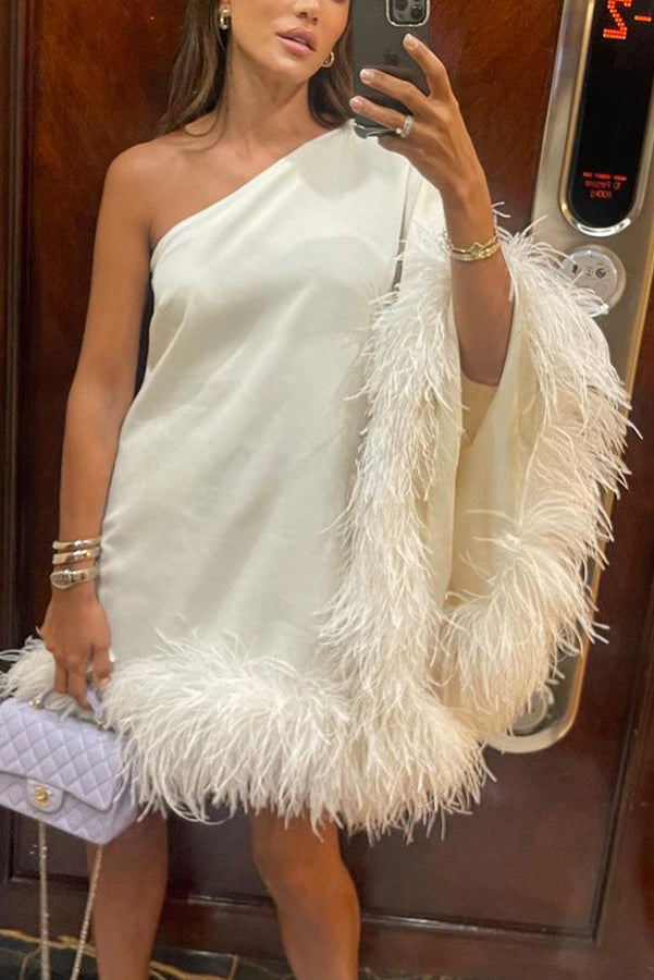 Robe mini de soirée asymétrique à ourlet plume Vegas Living 