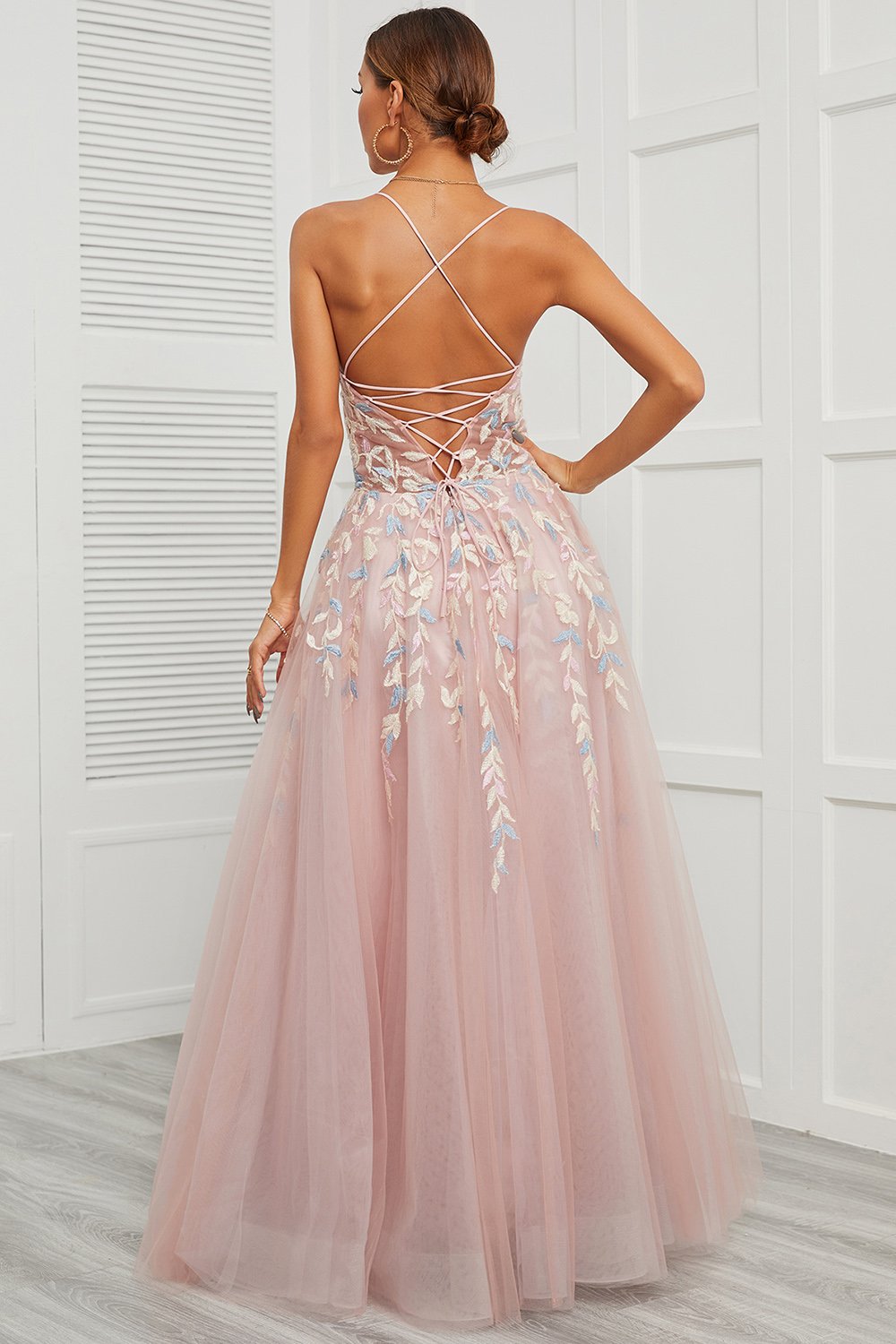 Robe de bal rose en tulle à fines bretelles