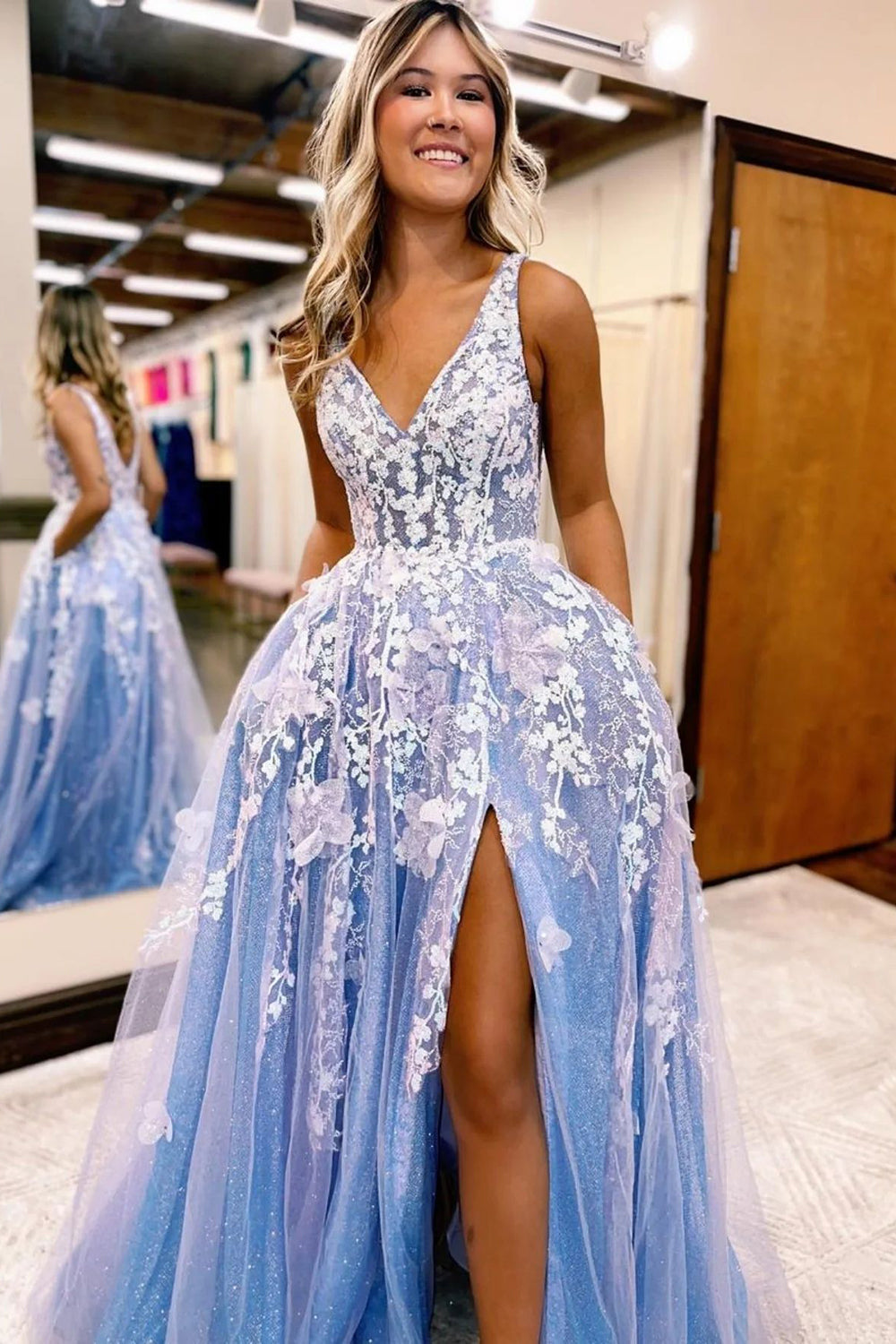 Vestido largo de fiesta azul con escote en V profundo y corte en A, con apliques.