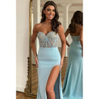 Vestido de noche largo de satén con escote corazón, sin tirantes, con cuentas y abertura