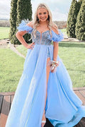 Vestido largo de fiesta azul con escote barco y plumas