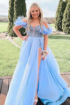 Vestido largo de fiesta azul con escote barco y plumas