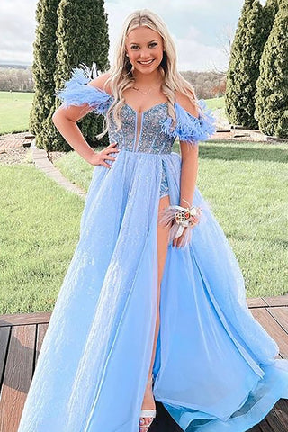 Robe de bal longue bleue à épaules dénudées et ornée de plumes