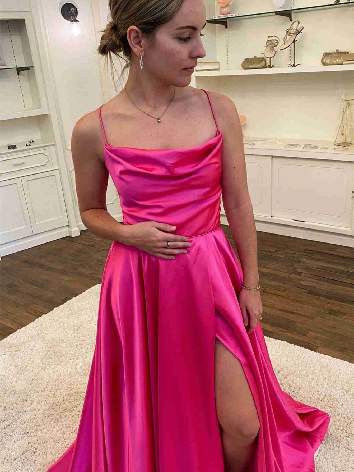 Vestido de fiesta de satén con cuello drapeado y corte en A con abertura
